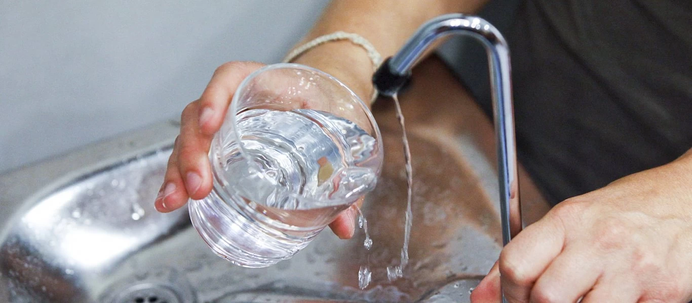 Πόσο νερό πρέπει να πίνουμε και ποια είναι τα λάθη που κάνουμε; (βίντεο)